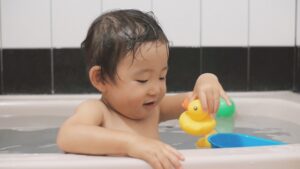 【イヤイヤ期】笑顔でお風呂に入る方法。これでうちの子お風呂に入った！氷漬け作戦とは！？